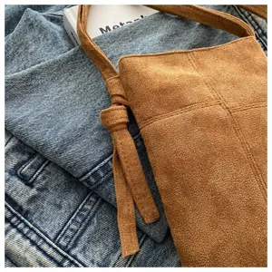 Bolso bandolera de ante marrón para móvil con flecos, bolso pequeño de mujer moderno y diario.