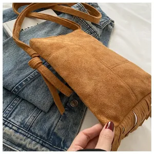 Bolso bandolera bohemio vintage de ante marrón con flecos para mujer, bolso pequeño y elegante.