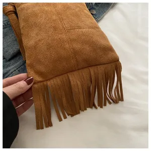 Bolso bandolera de ante marron con flecos, bolso movil estilo bohemio retro para mujer.