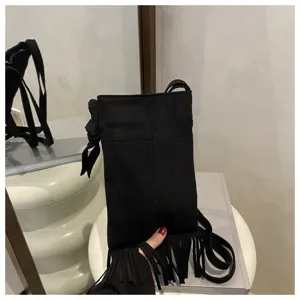 Bolso bandolera de ante negro con flecos, estilo boho vintage, vista detallada para uso diario.
