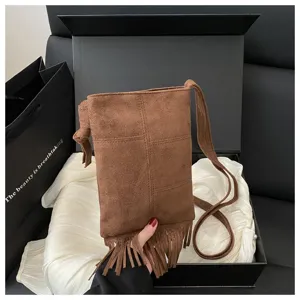 Bolso bandolera de ante vintage marrón con flecos para teléfono vista detallada