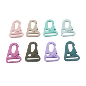 Mousquetons colorés en alliage de zinc pour sangles, sacs et lanières. Lot de huit pièces.