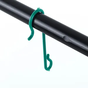 Détail de crochet en S en plastique vert pour suspendre de petits articles et décorations de Noël.