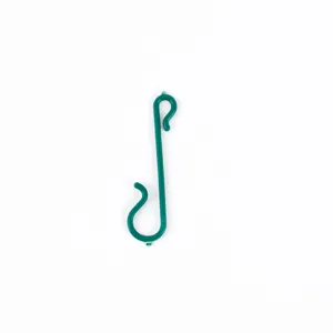 Détail d'un crochet de décoration de Noël vert, idéal pour suspendre les ornements de sapin de fête.