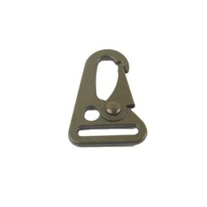 Vue rapprochée détaillée du mousqueton tactique en alliage de zinc vert militaire pour sangle.