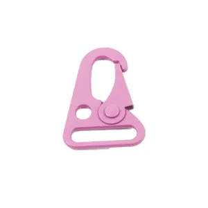 Mousqueton rose en alliage de zinc vue détail, connecteur métallique durable pour sangles.