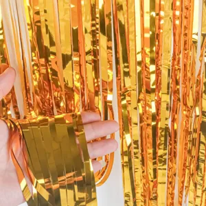 Goldene Lamettavorhang Detailansicht mit metallischer Textur und glänzenden Fransen für Partys.
