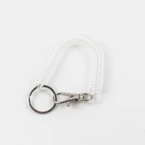 Llavero de resorte de plástico transparente con anillo de metal y mosquetón vista detallada.