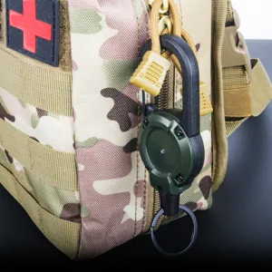 Gros plan détail du mousqueton porte-clés rétractable tactique en câble d'acier pour le camping.