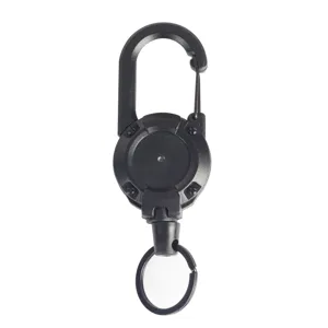 Détail de porte-clés rétractable tactique noir, enrouleur robuste avec mousqueton.