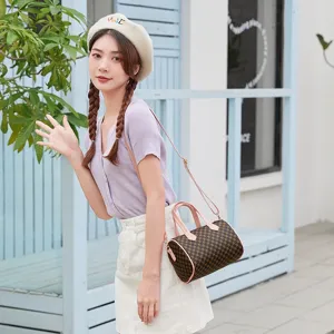Dettaglio della borsa Boston con motivo geometrico vintage e tracolla elegante per donna.