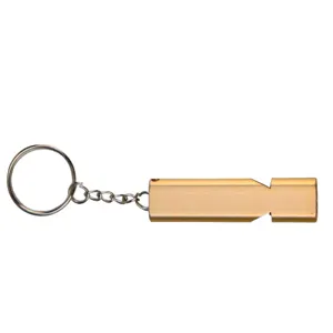 Gros plan détail du sifflet de survie en métal doré, design à double tube avec porte-clés.