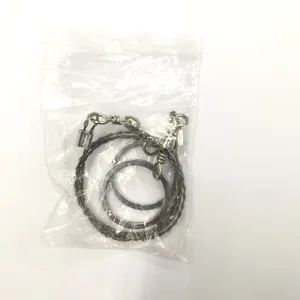 Portabele noodsurvival draagzaag met metalen ringen, verpakt in een doorzichtige zak.