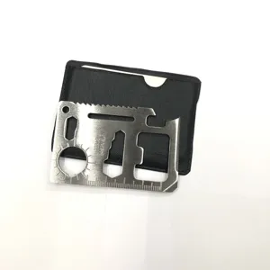 Gedetailleerd overzicht van roestvrijstalen multitool survivalkaart met zwarte lederen hoes.