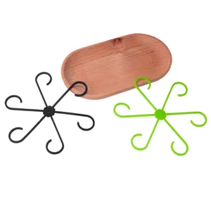 Vue détaillée de supports pour tiges de plantes à griffes multiples avec plateau en bois.