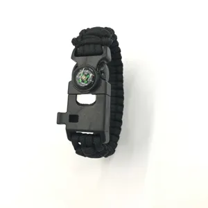 Zwarte paracord survival armband met ingebouwd kompas en fluit voor buitenavonturen.