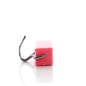 Magnetischer Haken mit rosa quadratischer Basis und Metallhaken für Küchen Kühlschrank.