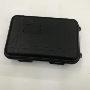 Gedetailleerd overzicht van de zwarte plastic waterdichte overlevingsgereedschapskist.