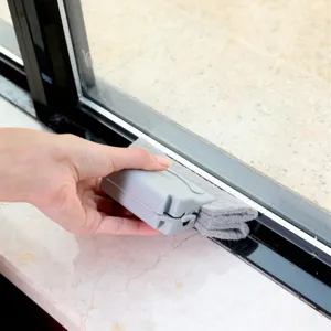 Fensterputzbürste mit Vlies für Rillen, Schienen und enge Fugen an Fenstern und Türen.