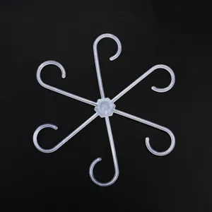 Vue détaillée du support de plante en plastique transparent à 6 crochets et organisateur.