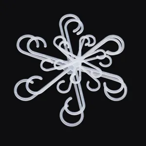 Vue détaillée des clips de support pour tiges de plantes, crochets en plastique transparent.