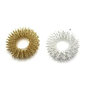 Metall Finger-Massage-Ringe in Gold und Silber, ideal zur Handentspannung und Akupressur.