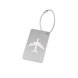 Étiquette de bagage en aluminium argenté avec design d'avion évidé et boucle en câble d'acier.