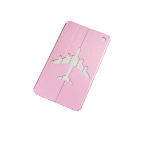 Étiquette de bagage en aluminium rose avec avion évidé, accessoire de voyage durable.