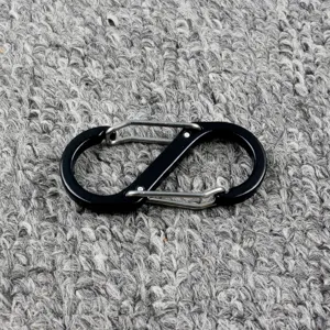 Detailansicht des schwarzen S-förmigen Doppelkarabiners Federclip Hardwarekomponente.