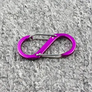 Lila S-Biner Doppelkarabiner Clip Detail, Doppelfeder Haken Metall Ausrüstung nah