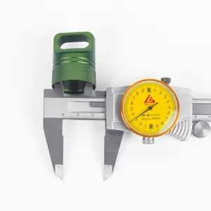 Outdoor EDC wasserdichte Kapsel Detailansicht, grüne Aluminium Überlebens Pillen Behälter.