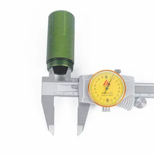 Aluminium wasserdichte Pillendose Detail, robustes EDC Überlebens Ausrüstung grün.