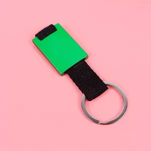 Grüner Metall-Schlüsselanhänger mit schwarzem Gurtband und Ring für Autoschlüssel