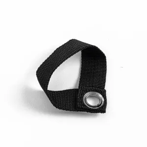 Close-up detail van de zwarte nylon webband riem met metalen oogje voor tentstokmontage.