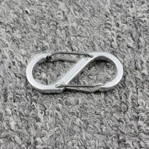 Nahaufnahme des silbernen S-förmigen Karabiners mit doppelten Federverschlüssen für Outdoor.