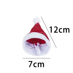 Vue détaillée de la mini housse de couverts bonnet de père noël en tissu rouge et blanc.