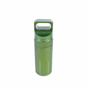 Detailaufnahme des militärgrünen, wasserdichten EDC-Überlebenspillenbehälters aus Aluminium.