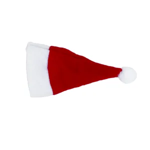 Détail du mini bonnet de Noël en tissu peluche rouge et blanc doux avec un joli pompon blanc décoratif.