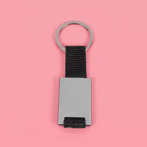 Personalisierbarer Metall-Schlüsselanhänger mit schwarzem Gewebeband für Werbegeschenke.
