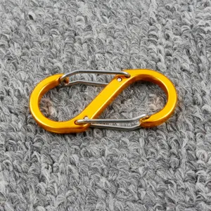 Nahaufnahme eines orangen Metall S-förmigen Karabiners doppelter Federclip Hakenspange