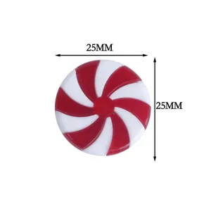 Vue détaillée de l'ornement en acrylique bonbon de Noël, design spirale rouge et blanc.
