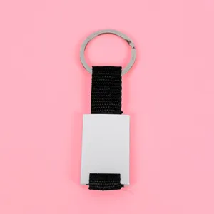 Leerer Metallschlüsselanhänger mit Stoffband, ideal für individuelle Gravur und Alltag.