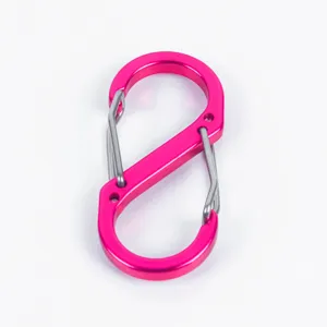Mousqueton S en aluminium rose à double ressort, gros plan d'un clip compact de 50 mm.