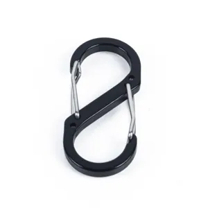 Vue detaillee du mousqueton en S noir, crochet a ressort robuste a double clip d'exterieur.