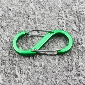 Nahaufnahme des grünen S-förmigen Metall-Karabiners mit Doppelverschluss für Ausrüstung.