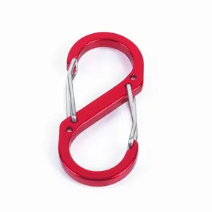 Mousqueton S en aluminium rouge en détail, double crochet à ressort pour le camping.