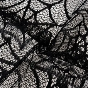 Dettaglio tessuto pizzo ragnatela nera, runner tavola Halloween stile gotico decoro.