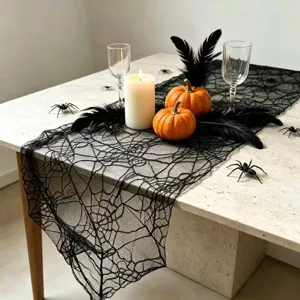 Vista dettagliata del runner da tavola in pizzo nero con ragnatela per feste di Halloween.
