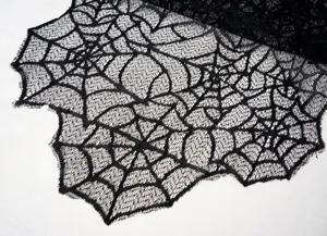 Dettaglio del tessuto del runner da tavola in pizzo nero con ragnatela per Halloween.