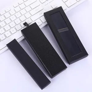 Detalle de caja de regalo para bolígrafo de papel negro, elegante embalaje de papelería.